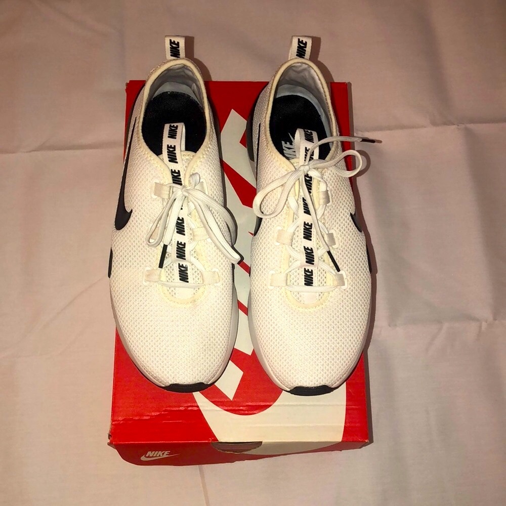 Women Nike Ashin Modern Sneaker in a size 9! Only worn once!